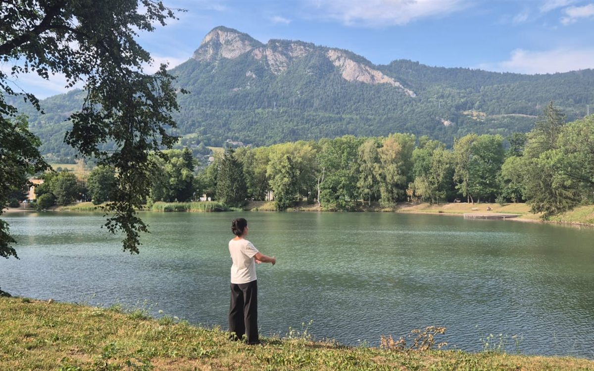 Séance de Qi Gong au bord du lac de Thyez, face à la montagne