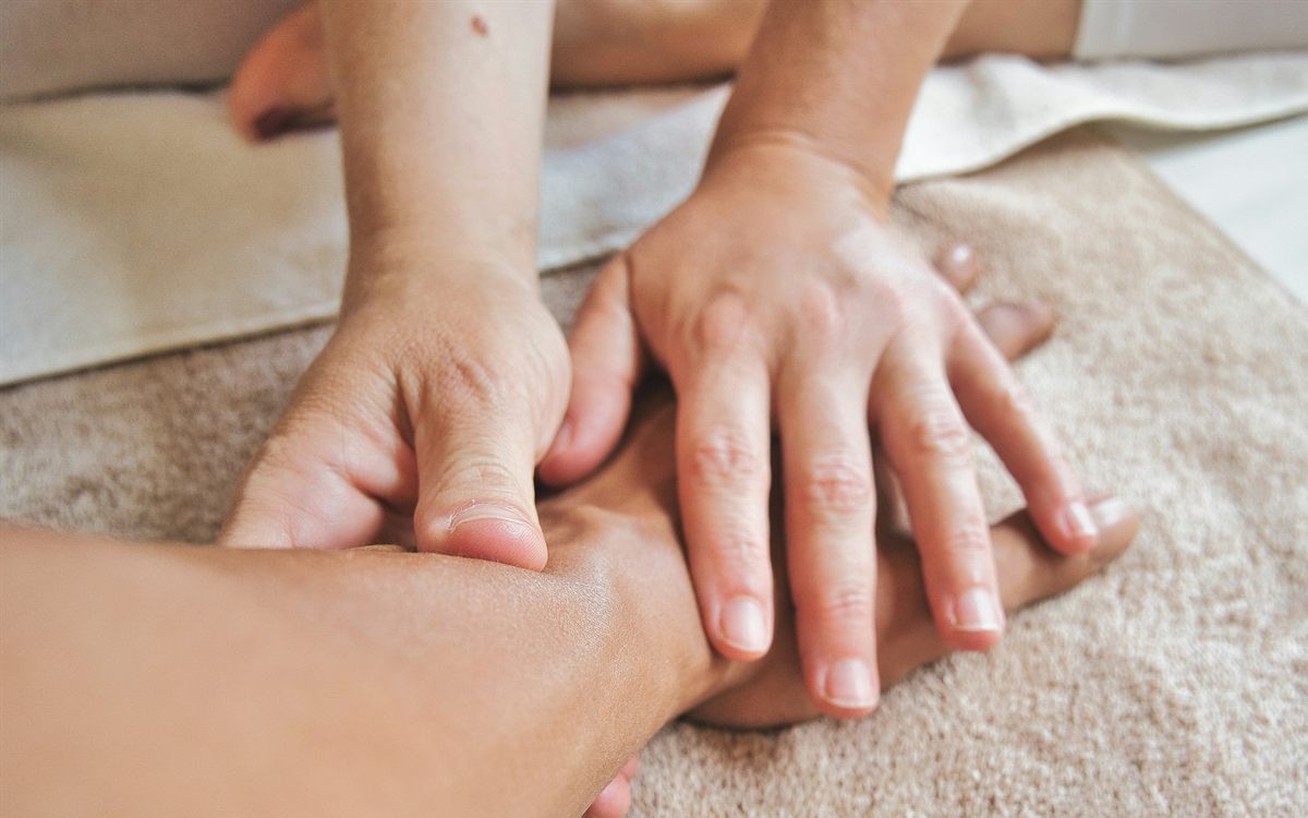 Mains pratiquant un massage manuel, en gros plan